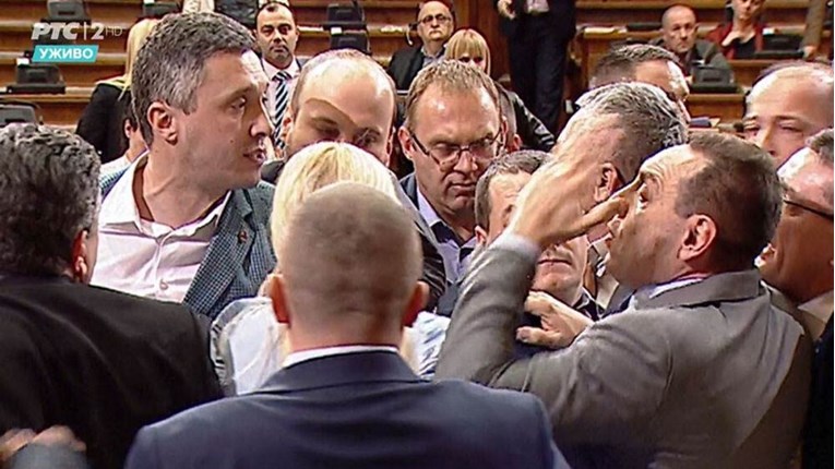 VIDEO Tuča u srpskom parlamentu zbog Crne Gore, vlast okrivila "ološa i fašista"